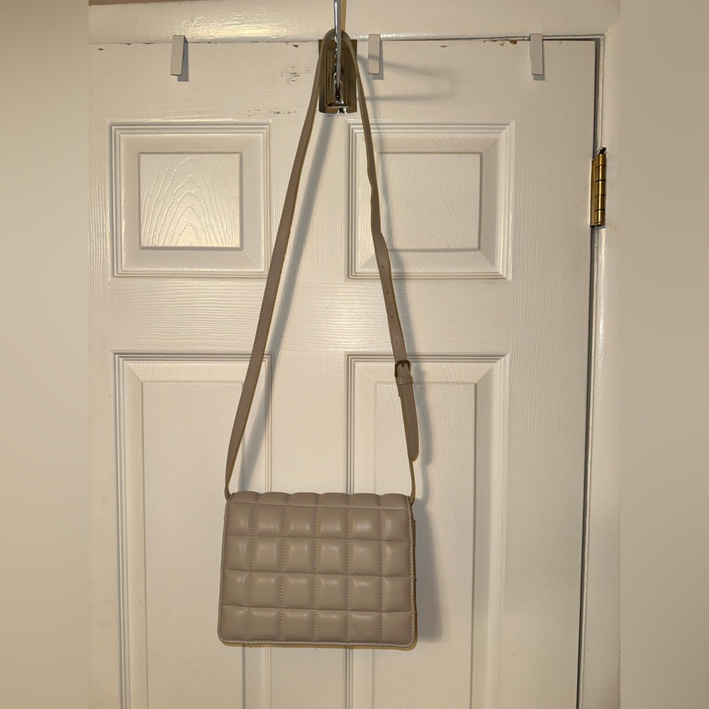 Trendy woven puff bag